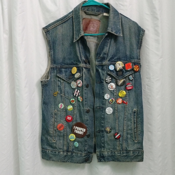 Levis Denim Vest with Assorted Pins - Picture 1 of 9